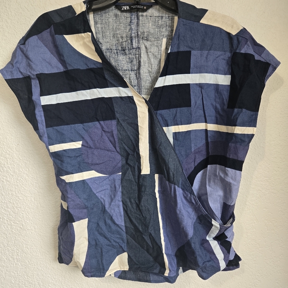 Zara Women's Navy and Cream Geometric Blouse
